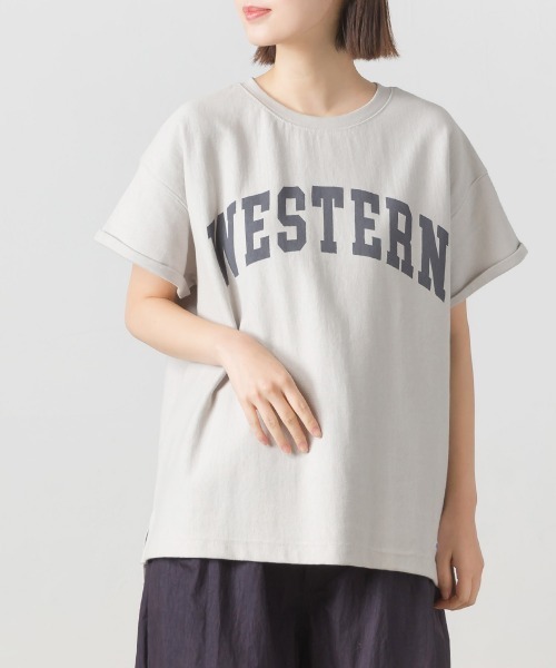 OMNES（オムネス）の「バスク生地 ロゴプリントフレンチスリーブTシャツ 半袖Tシャツ（Tシャツ/カットソー・レディース・ブラック/グレー/ホワイト/ネイビー・FREE）」の3枚目の写真