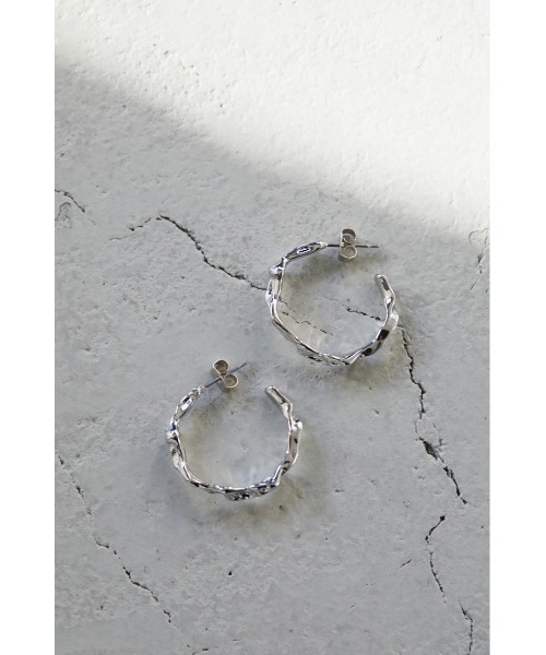 STYLEMIXER（スタイルミキサー）の「ツイストフープピアス（ピアス（両耳用）・レディース・シルバー/ゴールド・FREE）」の5枚目の写真