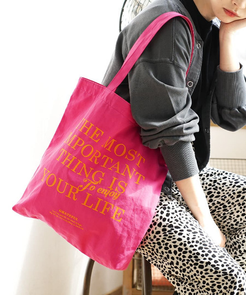 e-zakkamania stores(イーザッカマニアストアーズ)の「ロゴプリント カラフル トートバッグ(トートバッグ・レディース・ライトピンク/ライム/イエロー/ケリーグリーン/フューシャピンク・-)」の5枚目の写真