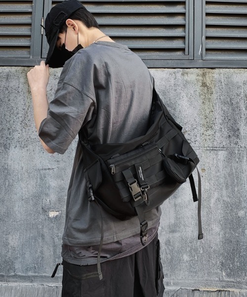 .KOM（ドットコム）の「A'GEM/9 × .kom『.kom/ドットケーオーエム』スモールバッグセット ショルダーバッグ（ショルダーバッグ・メンズ・ブラック/グレー・FREE）」の2枚目の写真