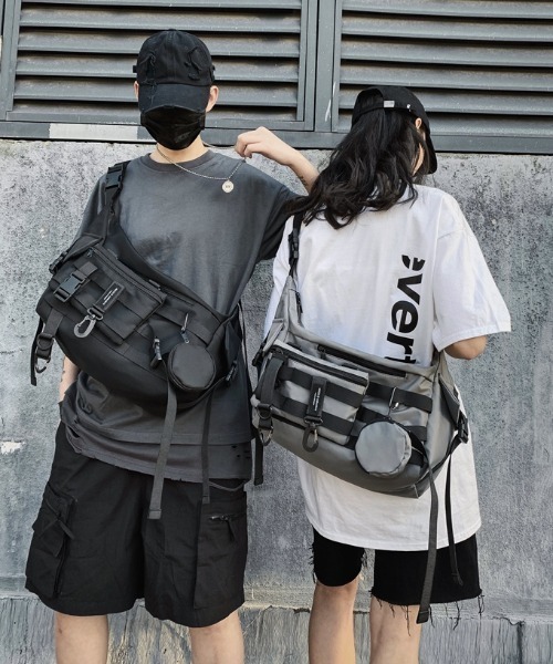 .KOM（ドットコム）の「A'GEM/9 × .kom『.kom/ドットケーオーエム』スモールバッグセット ショルダーバッグ（ショルダーバッグ・メンズ・ブラック/グレー・FREE）」の3枚目の写真