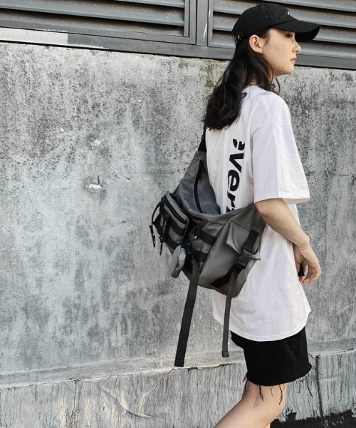 .KOM（ドットコム）の「A'GEM/9 × .kom『.kom/ドットケーオーエム』スモールバッグセット ショルダーバッグ（ショルダーバッグ・メンズ・ブラック/グレー・FREE）」の17枚目の写真