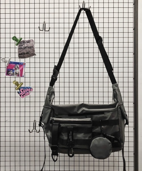 .KOM（ドットコム）の「A'GEM/9 × .kom『.kom/ドットケーオーエム』スモールバッグセット ショルダーバッグ（ショルダーバッグ・メンズ・ブラック/グレー・FREE）」の22枚目の写真