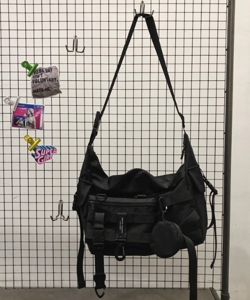 .KOM（ドットコム）の「A'GEM/9 × .kom『.kom/ドットケーオーエム』スモールバッグセット ショルダーバッグ（ショルダーバッグ・メンズ・ブラック/グレー・FREE）」の21枚目の写真