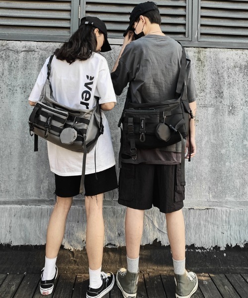 .KOM（ドットコム）の「A'GEM/9 × .kom『.kom/ドットケーオーエム』スモールバッグセット ショルダーバッグ（ショルダーバッグ・メンズ・ブラック/グレー・FREE）」の5枚目の写真