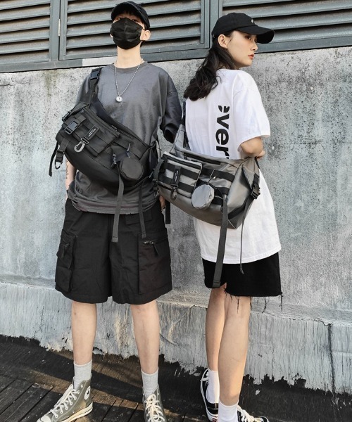 .KOM（ドットコム）の「A'GEM/9 × .kom『.kom/ドットケーオーエム』スモールバッグセット ショルダーバッグ（ショルダーバッグ・メンズ・ブラック/グレー・FREE）」の7枚目の写真