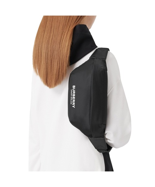 BURBERRY（バーバリー）の「ロゴプリント ナイロン ソニー バムバッグ（ボディバッグ/ウエストポーチ・メンズ・ブラック・ONE SIZE）」の2枚目の写真