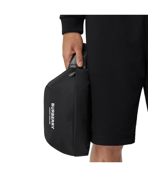 BURBERRY（バーバリー）の「ロゴプリント ナイロン ソニー バムバッグ（ボディバッグ/ウエストポーチ・メンズ・ブラック・ONE SIZE）」の7枚目の写真