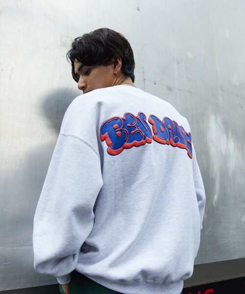BEN DAVIS（ベンデイビス）の「【BEN DAVIS/ベンデイビス】別注タギングバックプリントクルーネックスウェット/裏起毛/ユニセックス（スウェット・メンズ・チャコールグレー/ライトグレー/ブルー/グリーン・SMALL/MEDIUM/LARGE/X-LARGE）」の2枚目の写真