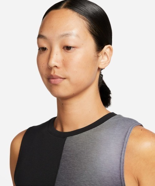 NIKE(ナイキ)の「【NIKE】AS W NY DF TANK AOP(タンクトップ・レディース・ブラック・MEDIUM/SMALL)」の7枚目の写真