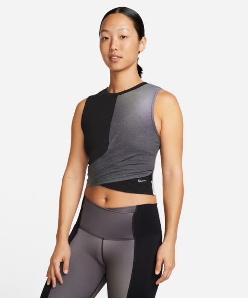 NIKE(ナイキ)の「【NIKE】AS W NY DF TANK AOP(タンクトップ・レディース・ブラック・MEDIUM/SMALL)」の9枚目の写真