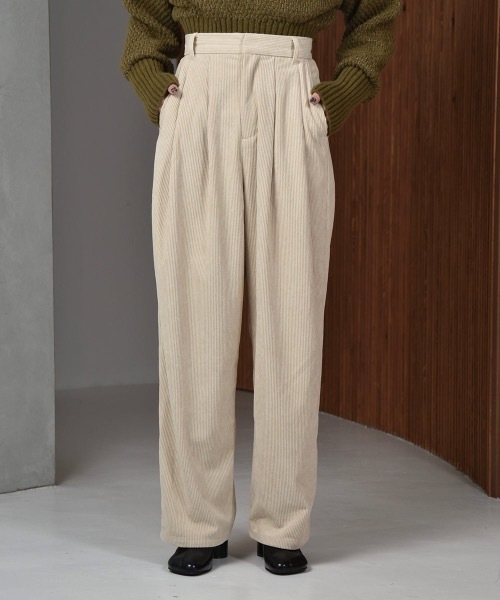 lawgy（ラウジー）の「tuck corduroy pants（その他パンツ・レディース・アイボリー/ブラウン・FREE）」の2枚目の写真