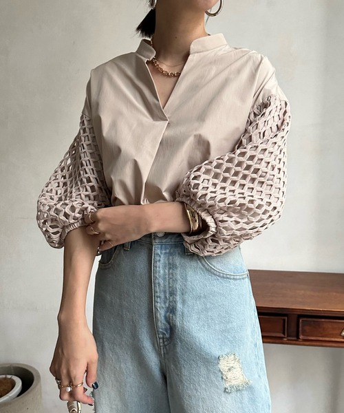 DouDou(ドゥドゥ)の「【WEB限定】袖レーススキッパーシャツ(シャツ/ブラウス・レディース・オフホワイト/ブラック/ベージュ・FREE)」の2枚目の写真