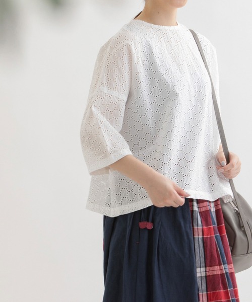 nop de nod(ノップドゥノッド)の「エンブロイダリーレース5分袖ノーカラー2wayトップス(シャツ/ブラウス・レディース・オフホワイト/ブラック/ネイビー・3)」の19枚目の写真