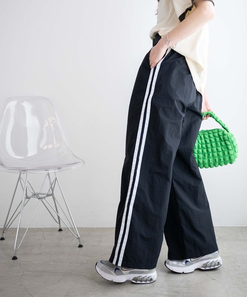 WEGO(ウィゴー)の「WEGO/ベルト付ナイロントラックパンツ(スウェットパンツ・レディース・ブラック/ホワイト・FREE)」の9枚目の写真