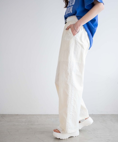 WEGO(ウィゴー)の「WEGO/ベルト付ナイロントラックパンツ(スウェットパンツ・レディース・ブラック/ホワイト・FREE)」の3枚目の写真