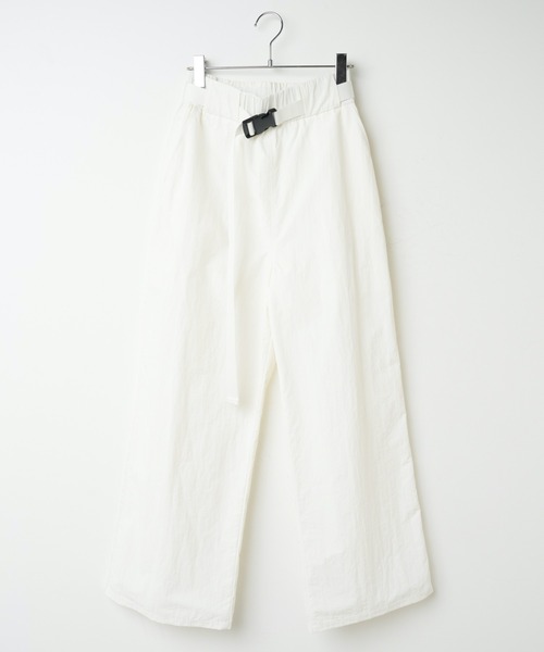 WEGO(ウィゴー)の「WEGO/ベルト付ナイロントラックパンツ(スウェットパンツ・レディース・ブラック/ホワイト・FREE)」の4枚目の写真