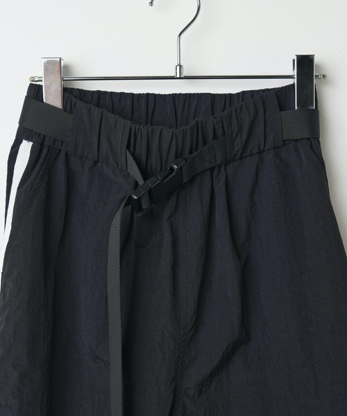 WEGO(ウィゴー)の「WEGO/ベルト付ナイロントラックパンツ(スウェットパンツ・レディース・ブラック/ホワイト・FREE)」の19枚目の写真