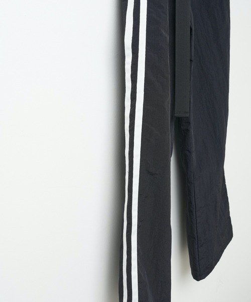 WEGO(ウィゴー)の「WEGO/ベルト付ナイロントラックパンツ(スウェットパンツ・レディース・ブラック/ホワイト・FREE)」の13枚目の写真