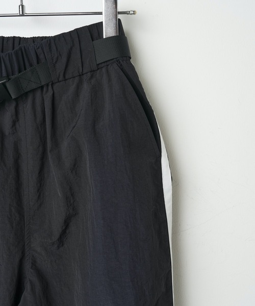 WEGO(ウィゴー)の「WEGO/ベルト付ナイロントラックパンツ(スウェットパンツ・レディース・ブラック/ホワイト・FREE)」の16枚目の写真