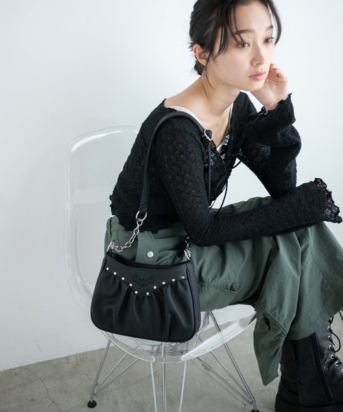 WEGO（ウィゴー）の「WEGO/スタッズギャザーショルダー（ショルダーバッグ・レディース・アイボリー/ブラック・FREE）」の2枚目の写真