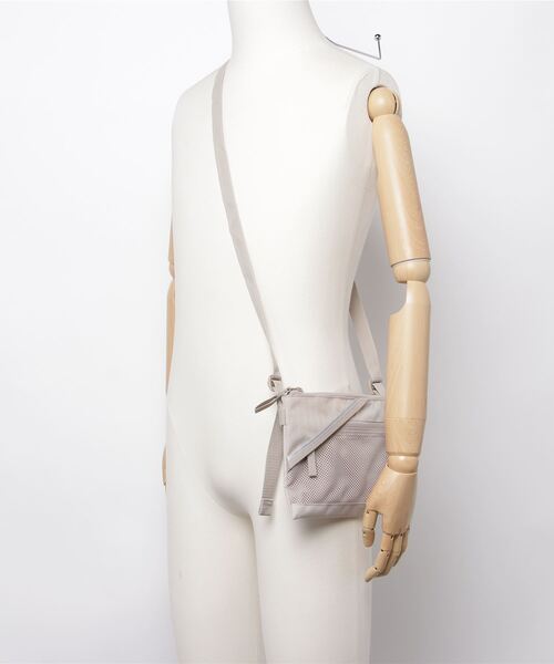 adidas（アディダス）の「アディカラー サコッシュバッグ / アディダスオリジナルス adidas Originals（ショルダーバッグ・メンズ・ブラック/ベージュ・FREE）」の14枚目の写真