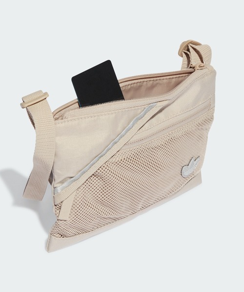 adidas（アディダス）の「アディカラー サコッシュバッグ / アディダスオリジナルス adidas Originals（ショルダーバッグ・メンズ・ブラック/ベージュ・FREE）」の8枚目の写真