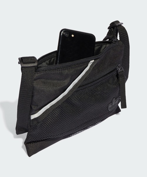 adidas（アディダス）の「アディカラー サコッシュバッグ / アディダスオリジナルス adidas Originals（ショルダーバッグ・メンズ・ブラック/ベージュ・FREE）」の4枚目の写真