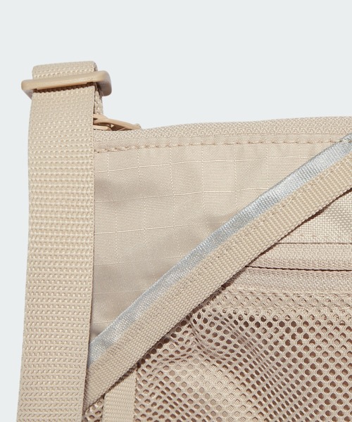 adidas（アディダス）の「アディカラー サコッシュバッグ / アディダスオリジナルス adidas Originals（ショルダーバッグ・メンズ・ブラック/ベージュ・FREE）」の10枚目の写真