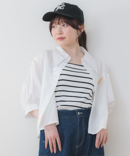 ems excite(エムズエキサイト)の「ブローチ付クロップドSH(シャツ/ブラウス・レディース・ブルー/イエロー系その他/グレー系その他/ホワイト・FREE)」の8枚目の写真