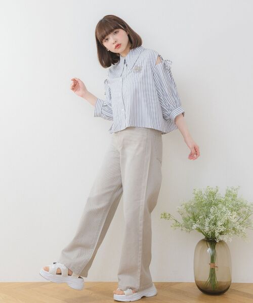 ems excite(エムズエキサイト)の「ブローチ付クロップドSH(シャツ/ブラウス・レディース・ブルー/イエロー系その他/グレー系その他/ホワイト・FREE)」の7枚目の写真