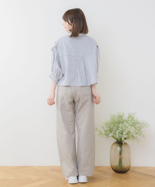 ems excite(エムズエキサイト)の「ブローチ付クロップドSH(シャツ/ブラウス・レディース・ブルー/イエロー系その他/グレー系その他/ホワイト・FREE)」の6枚目の写真