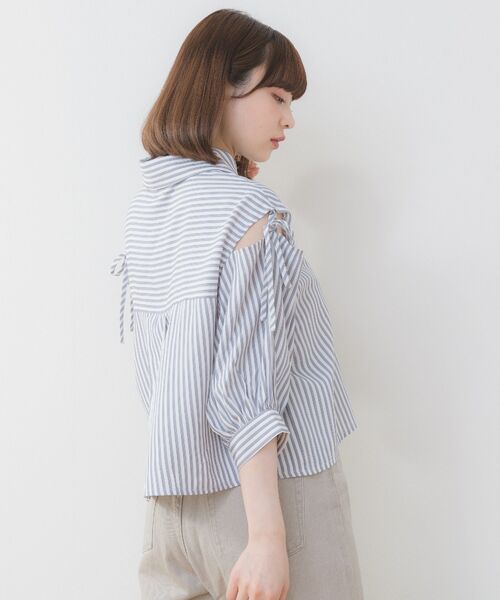 ems excite(エムズエキサイト)の「ブローチ付クロップドSH(シャツ/ブラウス・レディース・ブルー/イエロー系その他/グレー系その他/ホワイト・FREE)」の19枚目の写真