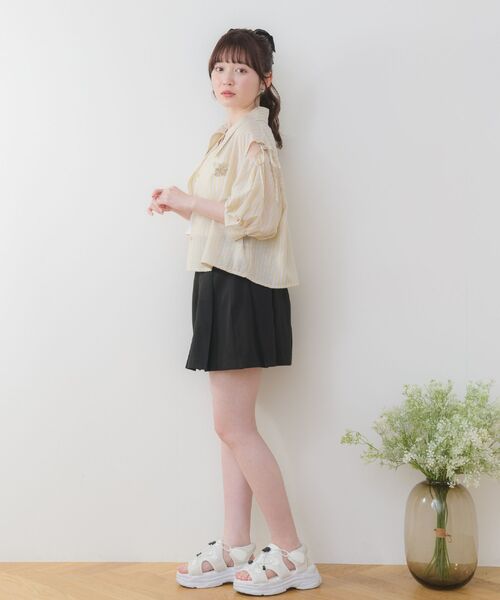 ems excite(エムズエキサイト)の「ブローチ付クロップドSH(シャツ/ブラウス・レディース・ブルー/イエロー系その他/グレー系その他/ホワイト・FREE)」の16枚目の写真