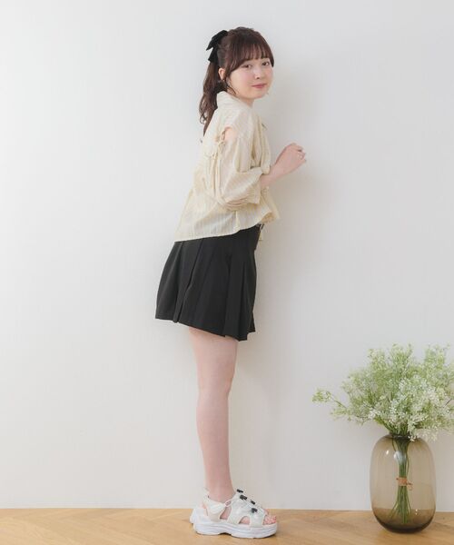 ems excite(エムズエキサイト)の「ブローチ付クロップドSH(シャツ/ブラウス・レディース・ブルー/イエロー系その他/グレー系その他/ホワイト・FREE)」の17枚目の写真