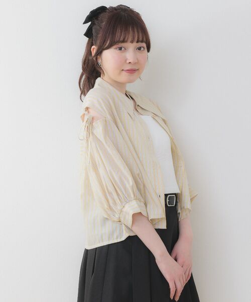 ems excite(エムズエキサイト)の「ブローチ付クロップドSH(シャツ/ブラウス・レディース・ブルー/イエロー系その他/グレー系その他/ホワイト・FREE)」の22枚目の写真