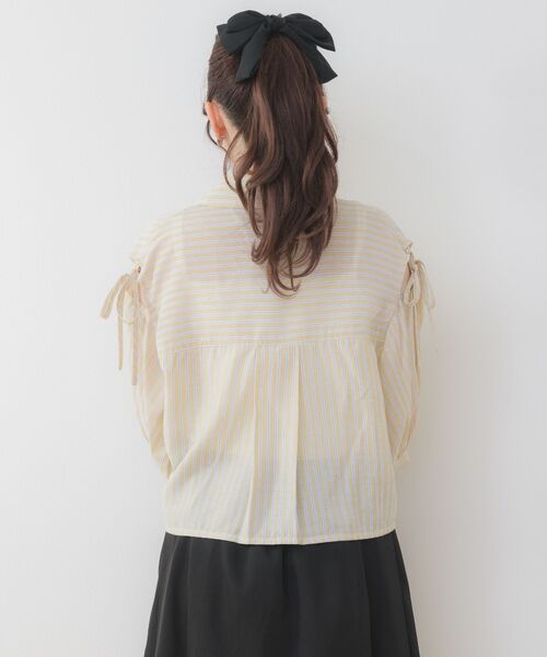 ems excite(エムズエキサイト)の「ブローチ付クロップドSH(シャツ/ブラウス・レディース・ブルー/イエロー系その他/グレー系その他/ホワイト・FREE)」の18枚目の写真