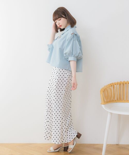 ems excite(エムズエキサイト)の「ブローチ付クロップドSH(シャツ/ブラウス・レディース・ブルー/イエロー系その他/グレー系その他/ホワイト・FREE)」の20枚目の写真