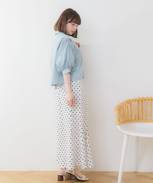 ems excite(エムズエキサイト)の「ブローチ付クロップドSH(シャツ/ブラウス・レディース・ブルー/イエロー系その他/グレー系その他/ホワイト・FREE)」の13枚目の写真