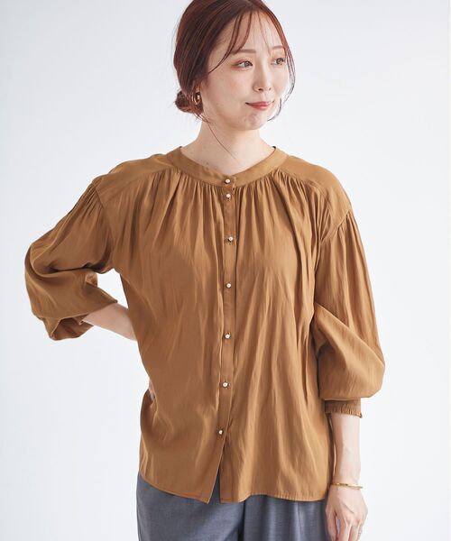 le.coeur blanc（ルクールブラン）の「パウダーサテン2wayハイネックブラウス（シャツ/ブラウス・レディース・ネイビー/キャメル/グレイッシュベージュ・38）」の3枚目の写真