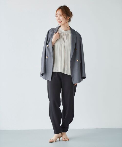 le.coeur blanc（ルクールブラン）の「パウダーサテン2wayハイネックブラウス（シャツ/ブラウス・レディース・ネイビー/キャメル/グレイッシュベージュ・38）」の11枚目の写真