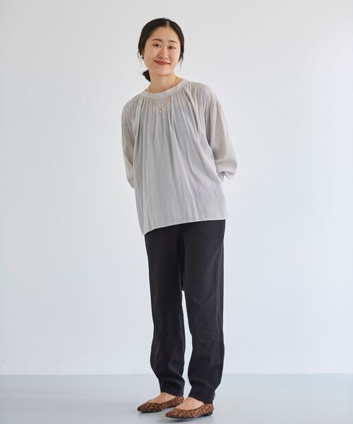 le.coeur blanc（ルクールブラン）の「パウダーサテン2wayハイネックブラウス（シャツ/ブラウス・レディース・ネイビー/キャメル/グレイッシュベージュ・38）」の4枚目の写真