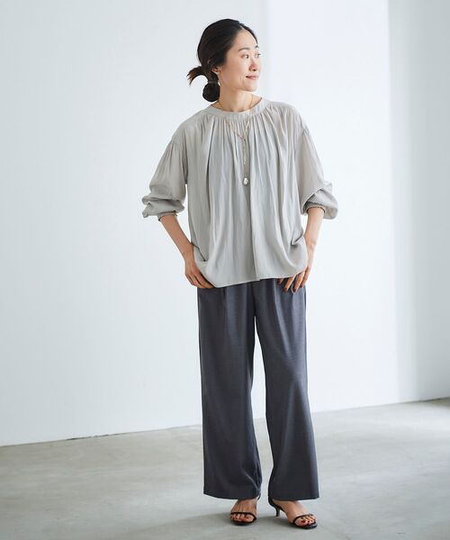 le.coeur blanc（ルクールブラン）の「パウダーサテン2wayハイネックブラウス（シャツ/ブラウス・レディース・ネイビー/キャメル/グレイッシュベージュ・38）」の18枚目の写真