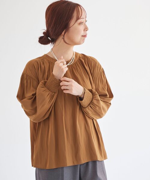 le.coeur blanc（ルクールブラン）の「パウダーサテン2wayハイネックブラウス（シャツ/ブラウス・レディース・ネイビー/キャメル/グレイッシュベージュ・38）」の12枚目の写真