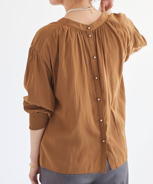 le.coeur blanc（ルクールブラン）の「パウダーサテン2wayハイネックブラウス（シャツ/ブラウス・レディース・ネイビー/キャメル/グレイッシュベージュ・38）」の5枚目の写真