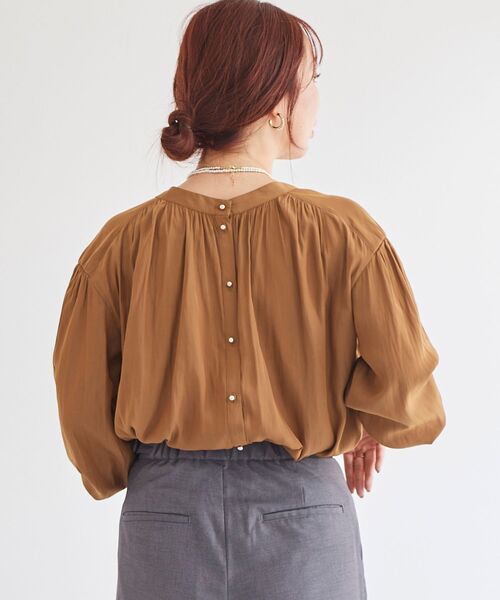 le.coeur blanc（ルクールブラン）の「パウダーサテン2wayハイネックブラウス（シャツ/ブラウス・レディース・ネイビー/キャメル/グレイッシュベージュ・38）」の19枚目の写真