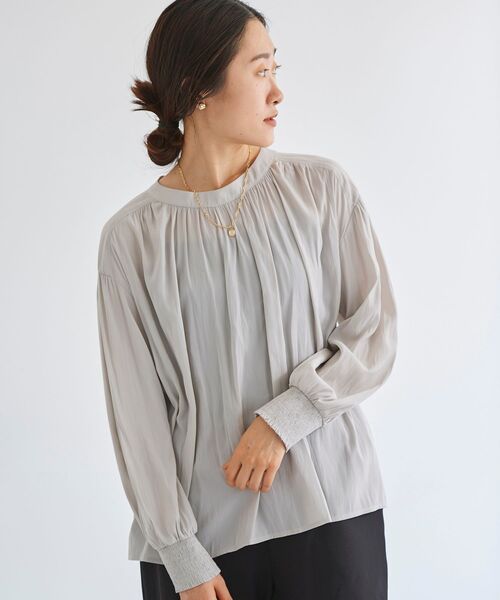 le.coeur blanc（ルクールブラン）の「パウダーサテン2wayハイネックブラウス（シャツ/ブラウス・レディース・ネイビー/キャメル/グレイッシュベージュ・38）」の14枚目の写真