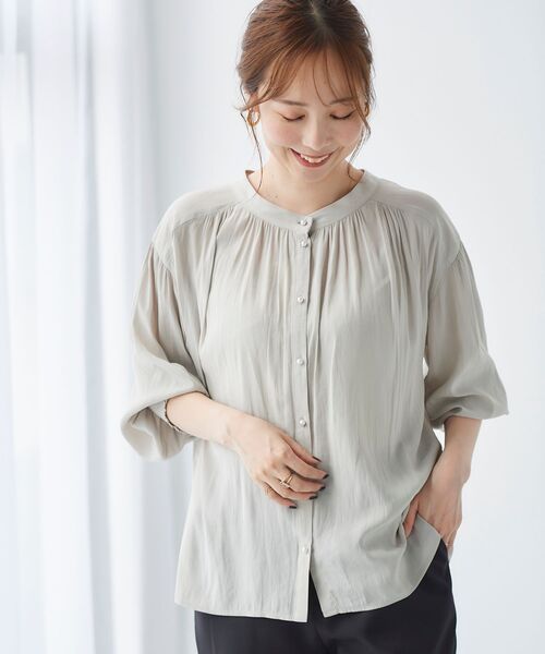 le.coeur blanc（ルクールブラン）の「パウダーサテン2wayハイネックブラウス（シャツ/ブラウス・レディース・ネイビー/キャメル/グレイッシュベージュ・38）」の21枚目の写真