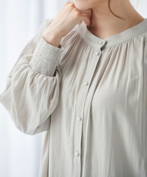 le.coeur blanc（ルクールブラン）の「パウダーサテン2wayハイネックブラウス（シャツ/ブラウス・レディース・ネイビー/キャメル/グレイッシュベージュ・38）」の15枚目の写真