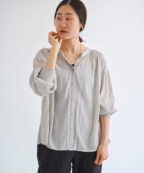 le.coeur blanc（ルクールブラン）の「パウダーサテン2wayハイネックブラウス（シャツ/ブラウス・レディース・ネイビー/キャメル/グレイッシュベージュ・38）」の8枚目の写真